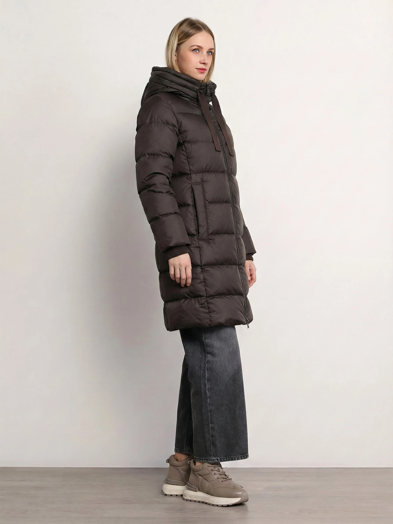 Пуховик темно-коричневого цвета прямого кроя